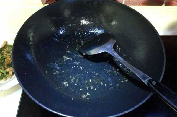 電熱鍋炒菜不刷鍋，食物殘渣危害大
